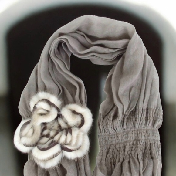 FENDI Sellaria Flower Fur Stall Cashmere/Silk Blend Scarf - Picture 11 of 16